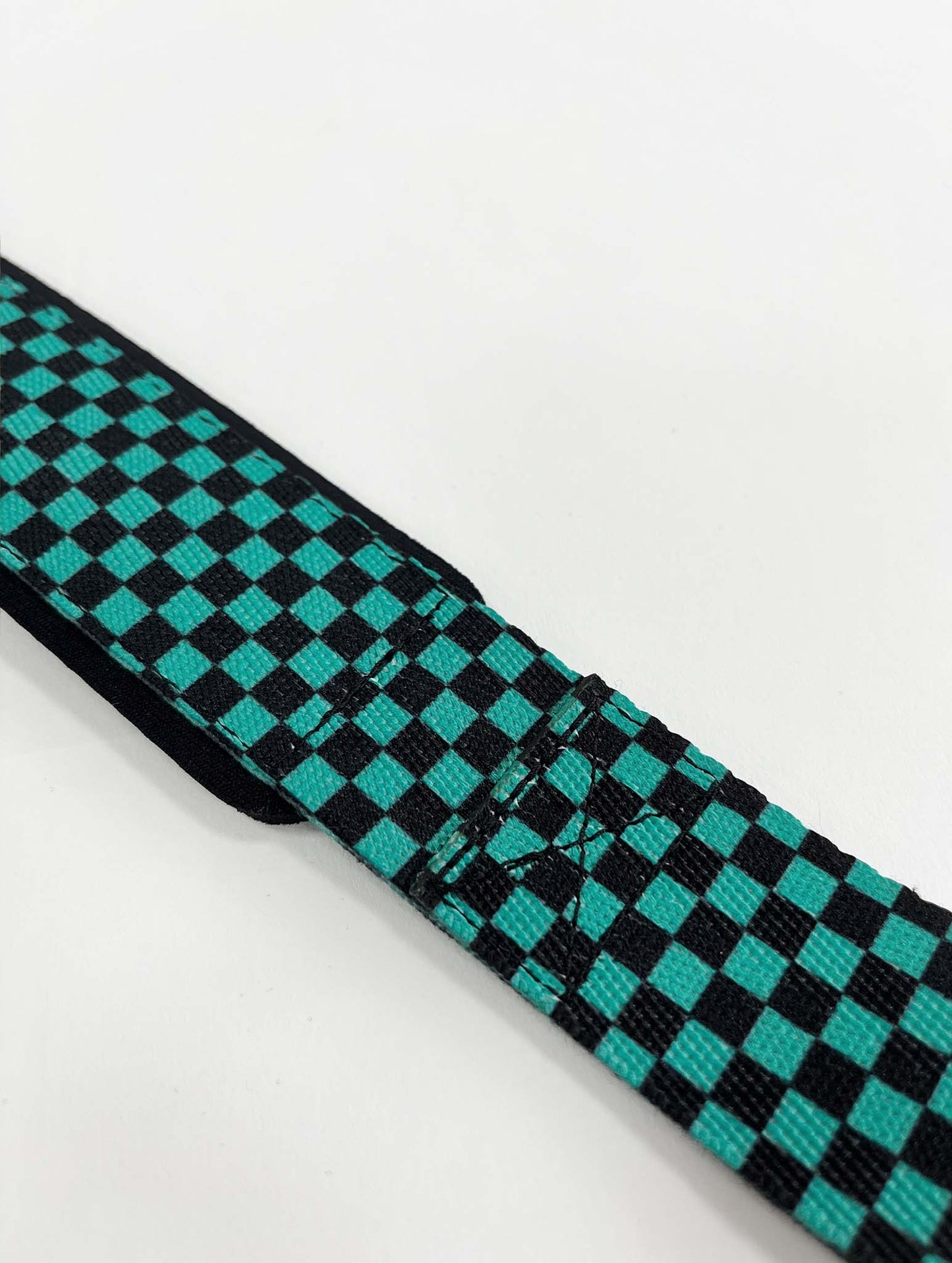 Anime lifting straps inspired by Tanjiro from Demon Slayer. Anime lifting gear for the gym. Details