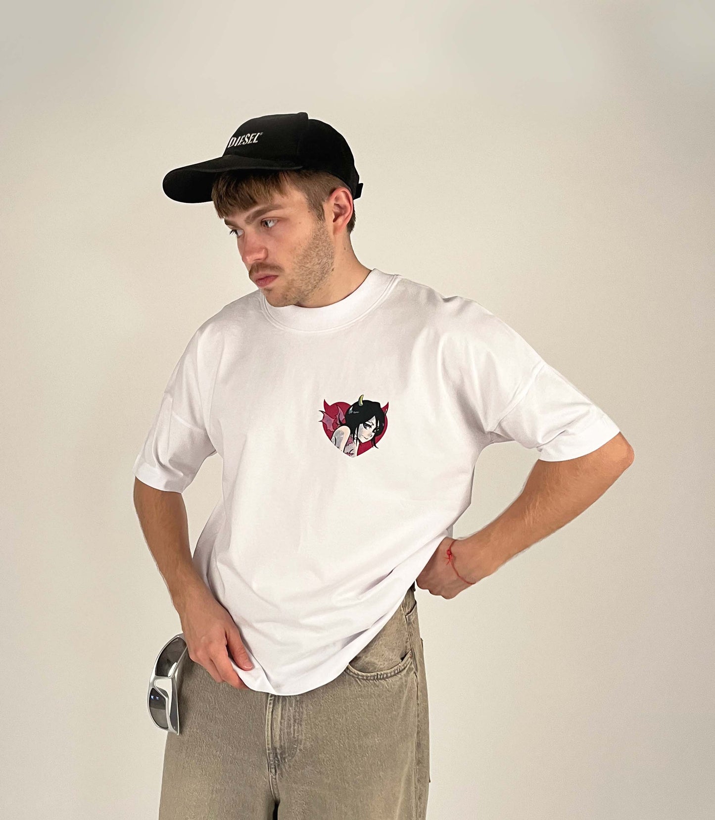 An oversized tshirt inspired by Rukia from Bleach. Anime Pump Cover for the gym with Yunak text and Rukia drawn as a demon from Bleach. Male model front design