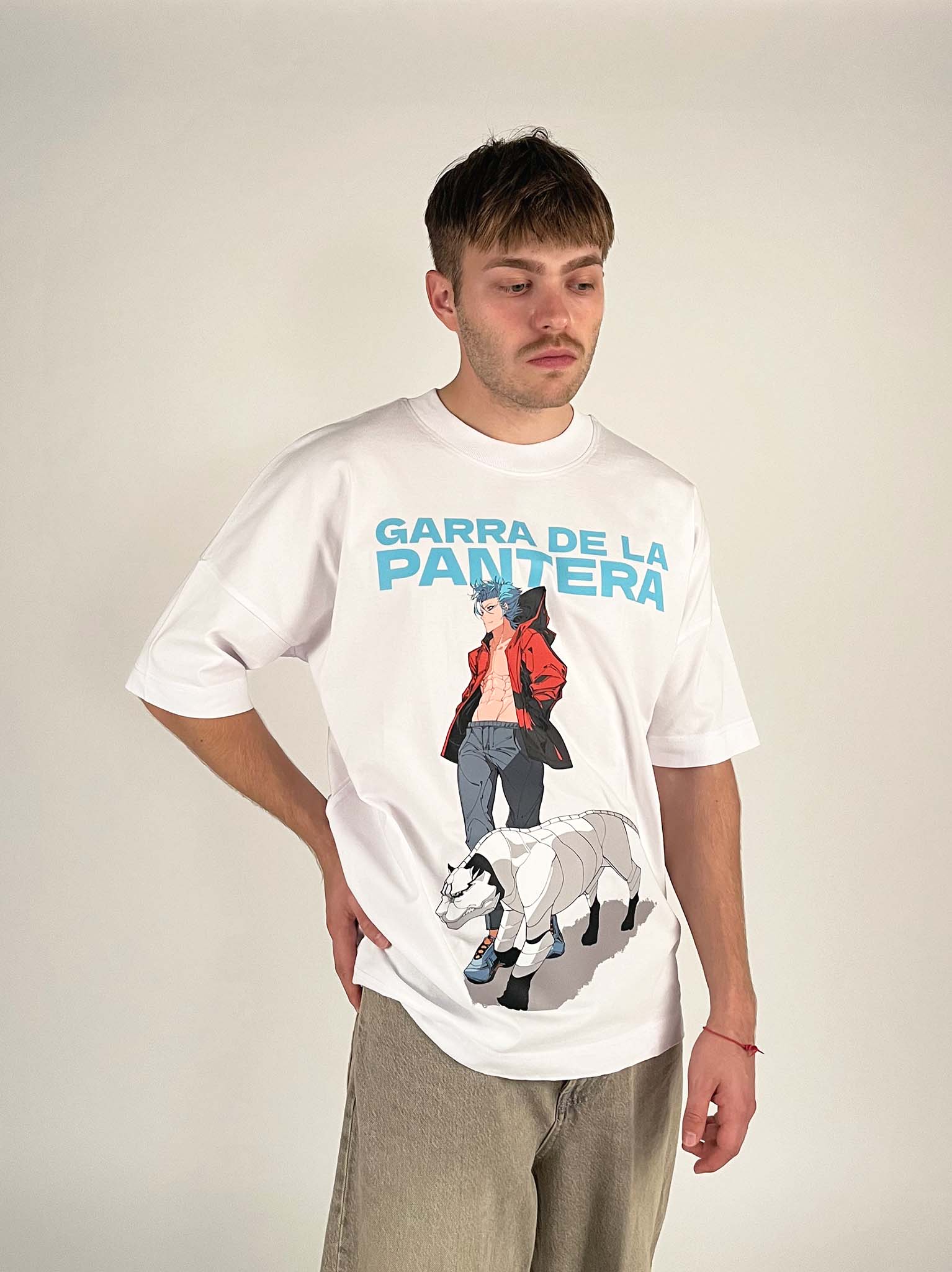 An oversized tshirt inspired by Grimmjow from Bleach. Anime Pump Cover for the gym with Garra de la pantera text and Grimmjow from Bleach. Male model front design