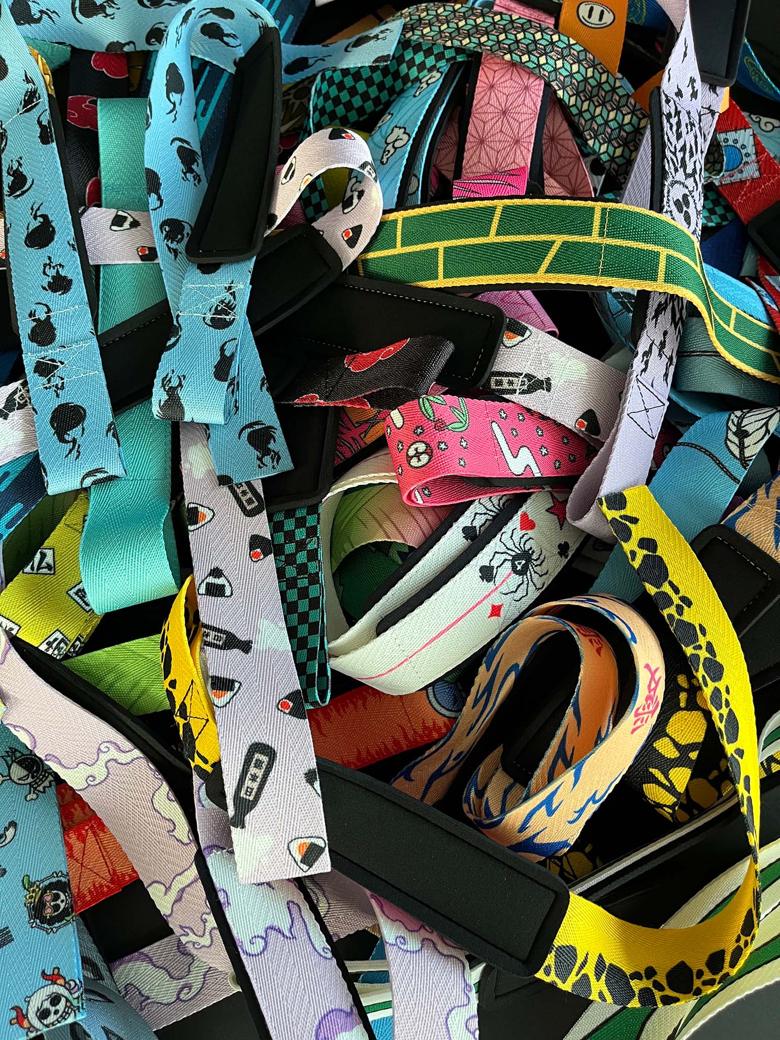 A mystery bundle containing one random pair of lifting straps with anime inspired design. Picture shows a number of the anime lifting straps that can be inside the package
