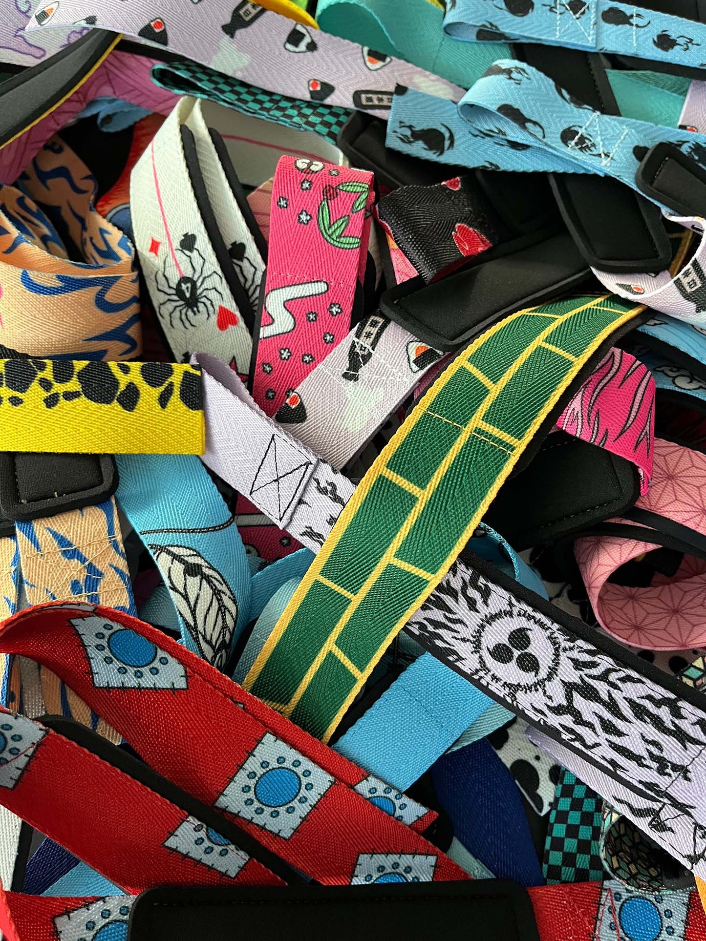 A mystery bundle containing one random pair of lifting straps with anime inspired design. Picture shows a number of the anime lifting straps that can be inside the package