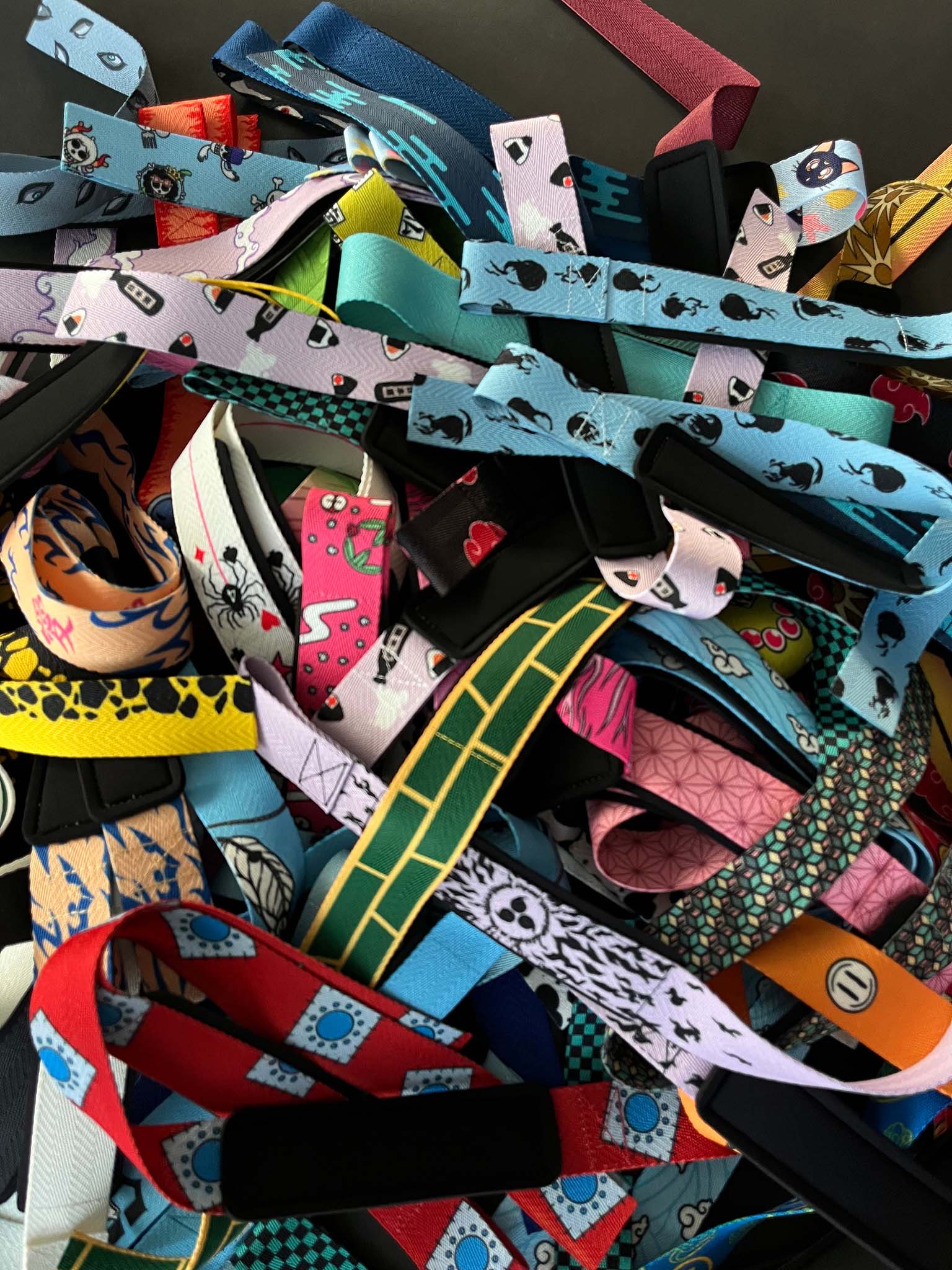 A mystery bundle containing one random pair of lifting straps with anime inspired design. Picture shows a number of the anime lifting straps that can be inside the package