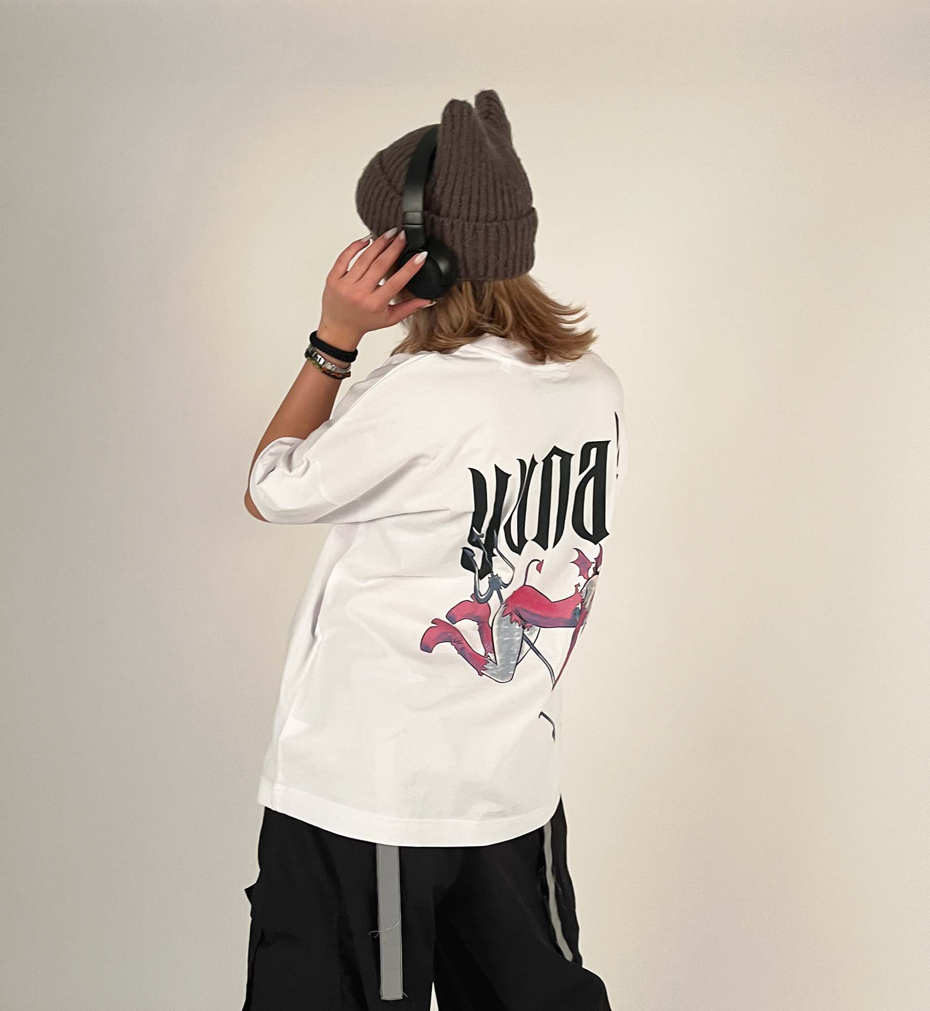 An oversized tshirt inspired by Rukia from Bleach. Anime Pump Cover for the gym with Yunak text and Rukia drawn as a demon from Bleach. Female model 3/4 design
