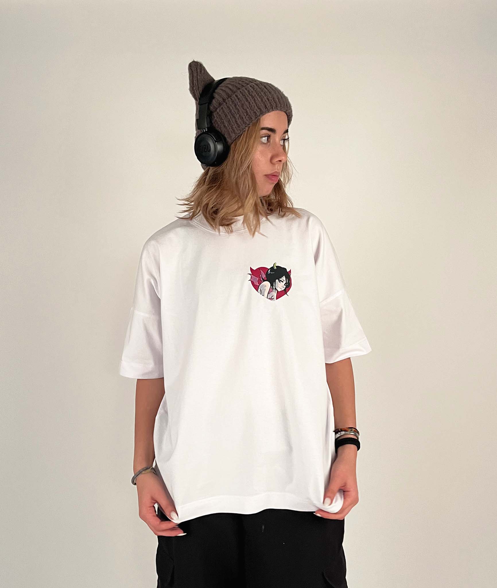 An oversized tshirt inspired by Rukia from Bleach. Anime Pump Cover for the gym with Yunak text and Rukia drawn as a demon from Bleach. Female model front design