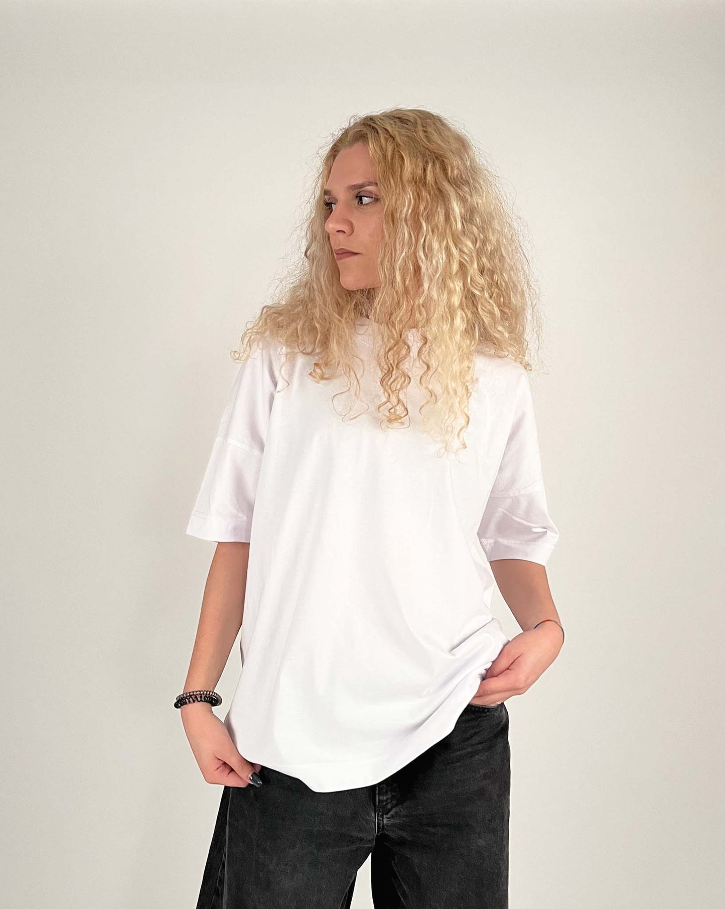 An oversized tshirt inspired by Zaraki Kenpachi from Bleach. Anime Pump Cover for the gym with Nozarashi text at top and Zaraki Kenpachi from Bleach. Text at bottom "You're not truly defeated until you die". Female model front design