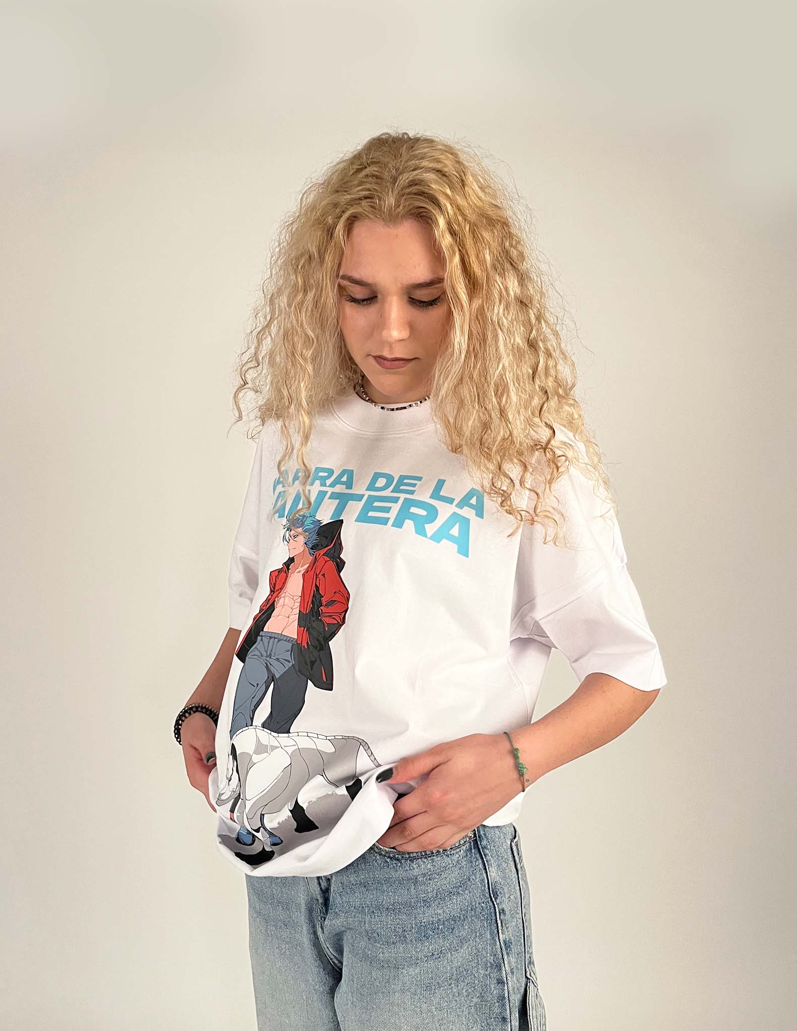 An oversized tshirt inspired by Grimmjow from Bleach. Anime Pump Cover for the gym with Garra de la pantera text and Grimmjow from Bleach. Female model 3/4 design