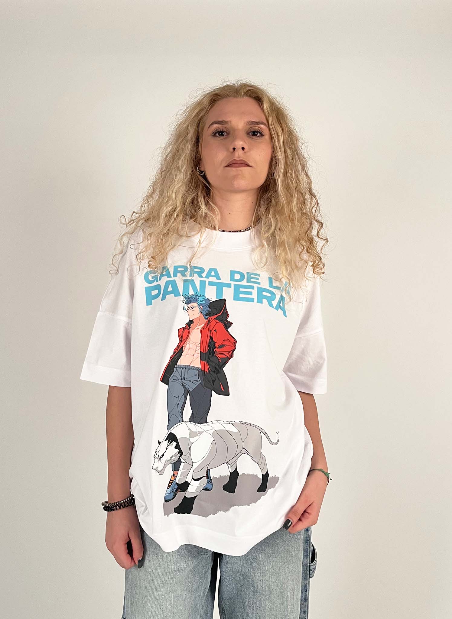 An oversized tshirt inspired by Grimmjow from Bleach. Anime Pump Cover for the gym with Garra de la pantera text and Grimmjow from Bleach. Female model front design