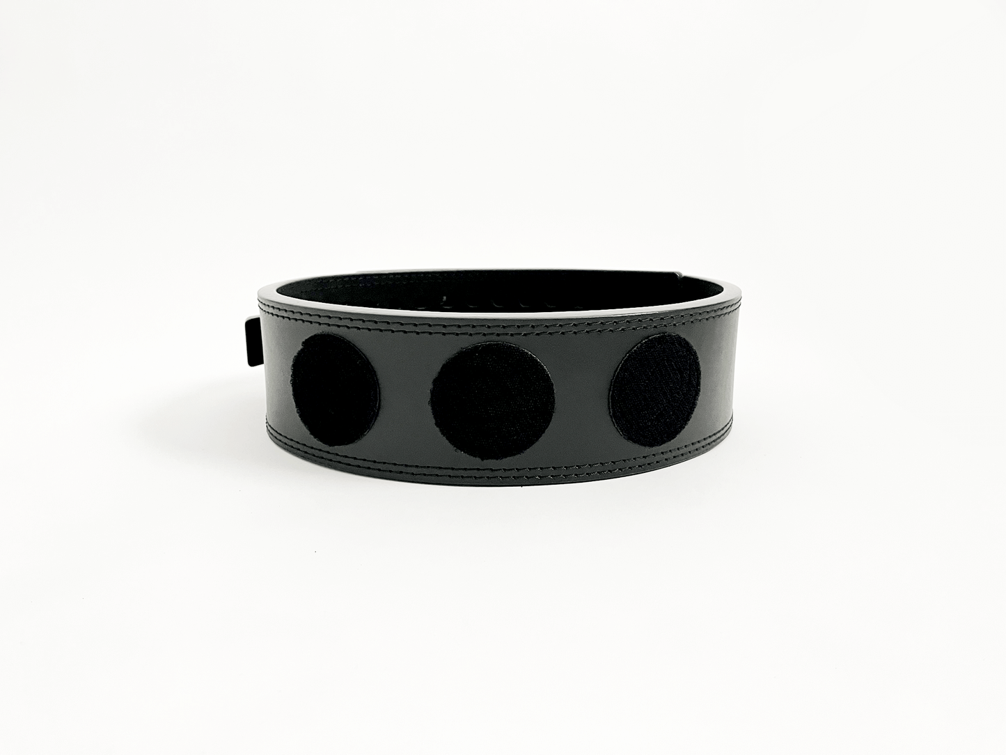 An anime powerlifting belt, 13mm thick and 4 inch wide. Featuring 4 embroidery patches inspired by Bleach. This photo variation shows the belt without the anime patches. The photo is side view of the belt.