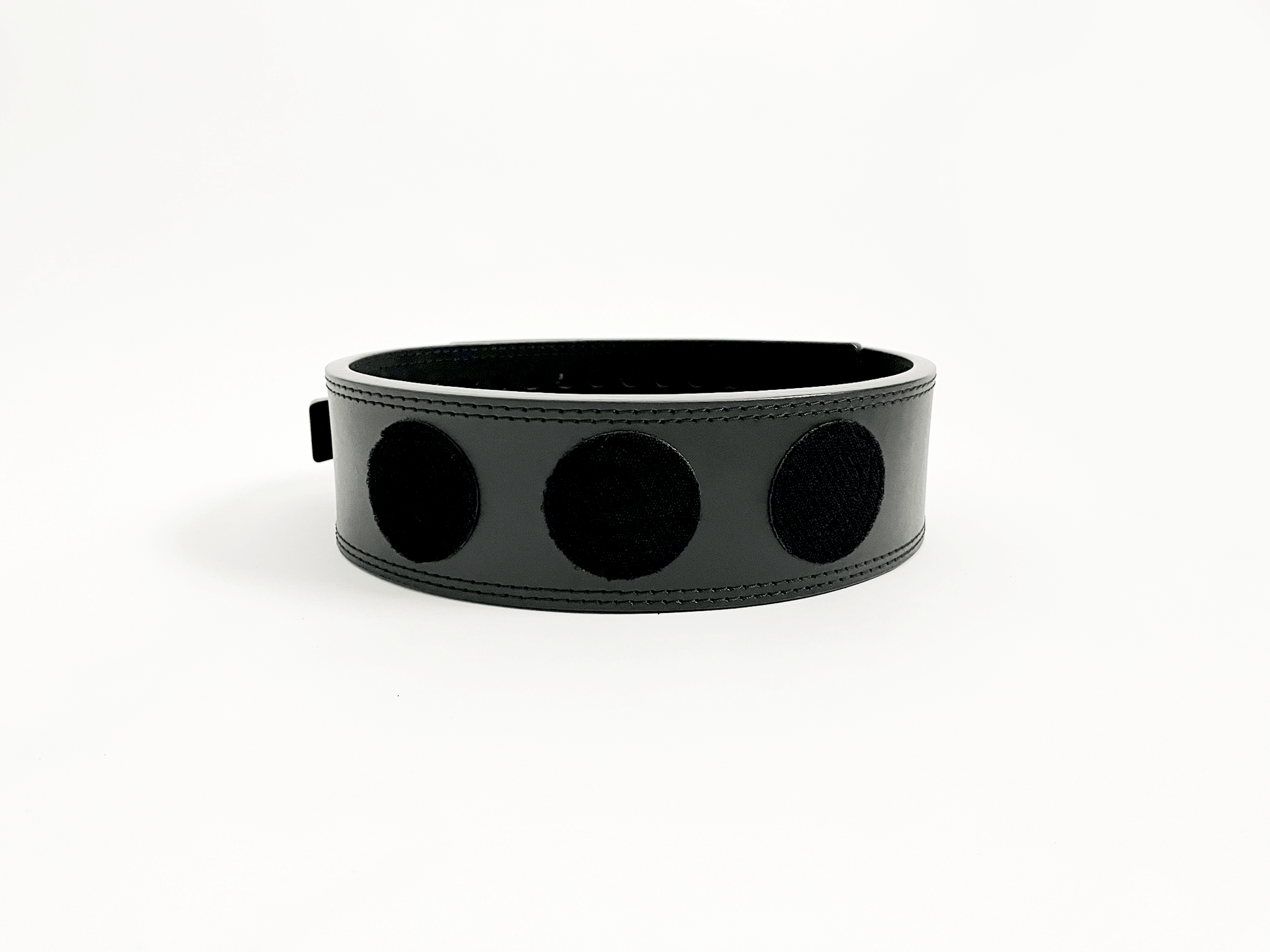 An anime powerlifting belt, 13mm thick and 4 inch wide. Featuring 4 embroidery patches inspired by Bleach. This photo variation shows the belt without the anime patches. The photo is side view of the belt.