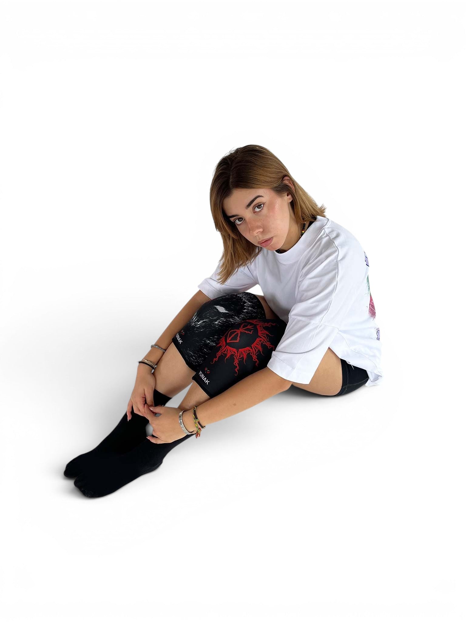 7mm thick knee sleeves inspired by Guts from Berserk. Anime knee sleeves for the gym with Guts anime design for weightlifting. Knee sleeves on a female model