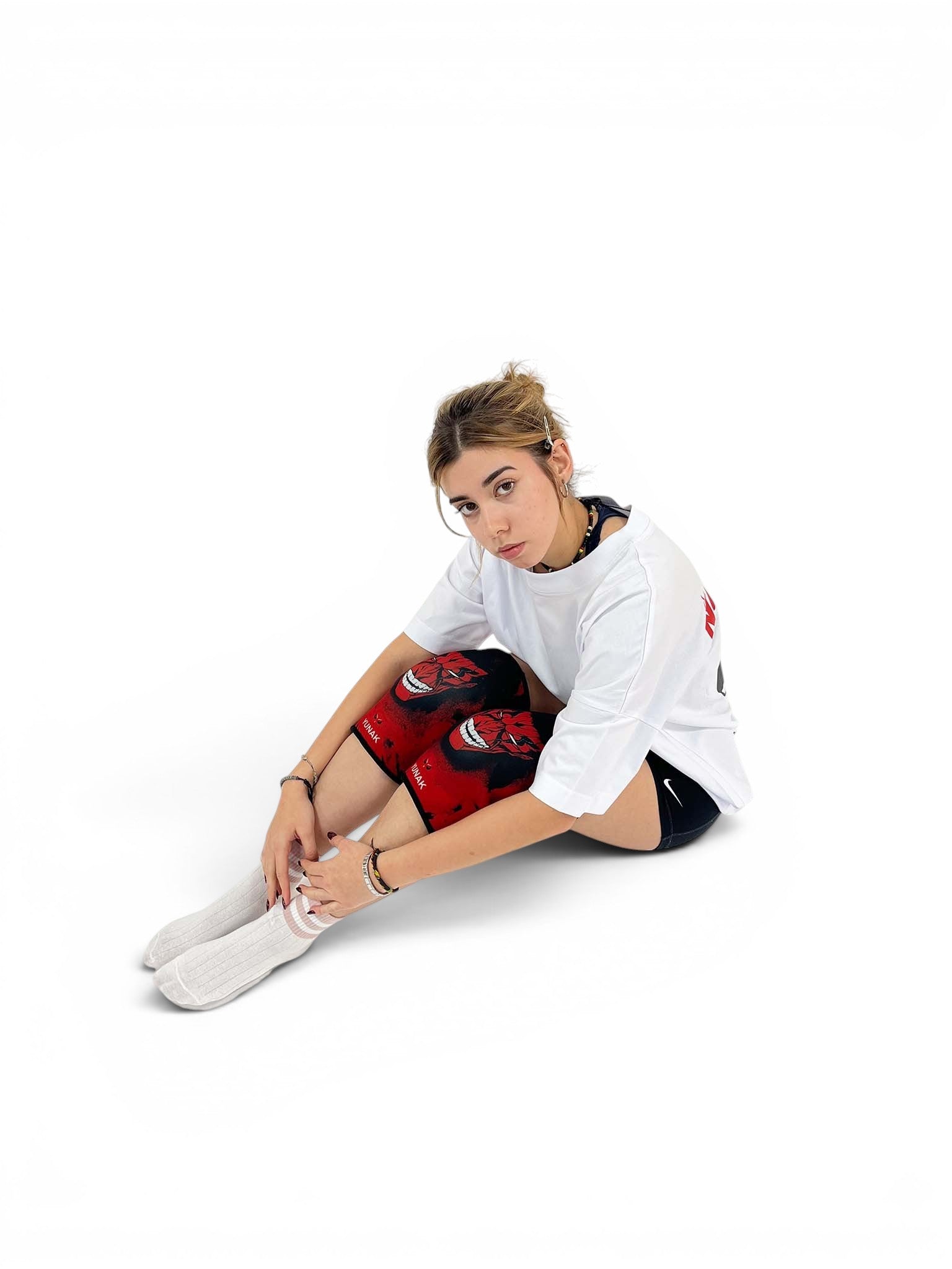 7mm thick knee sleeves inspired by Kenpachi from Bleach. Anime knee sleeves for the gym with Zaraki anime design for weightlifting. Knee sleeves on a female model