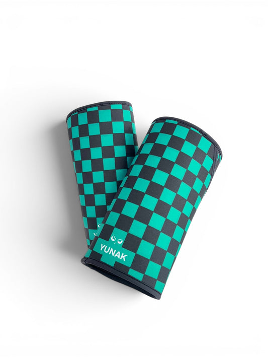 7mm thick knee sleeves inspired by Tanjiro from Demon Slayer. Anime knee sleeves for the gym with demon slayer anime design for weightlifting