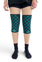 7mm thick knee sleeves inspired by Tanjiro from Demon Slayer. Anime knee sleeves for the gym with demon slayer anime design for weightlifting