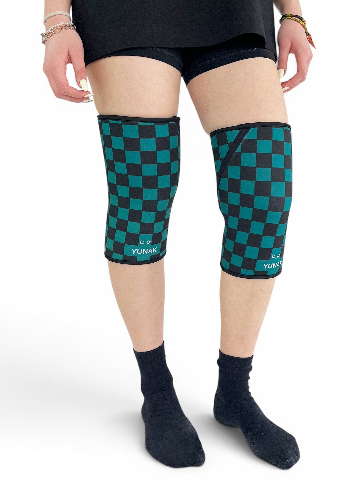 7mm thick knee sleeves inspired by Tanjiro from Demon Slayer. Anime knee sleeves for the gym with demon slayer anime design for weightlifting