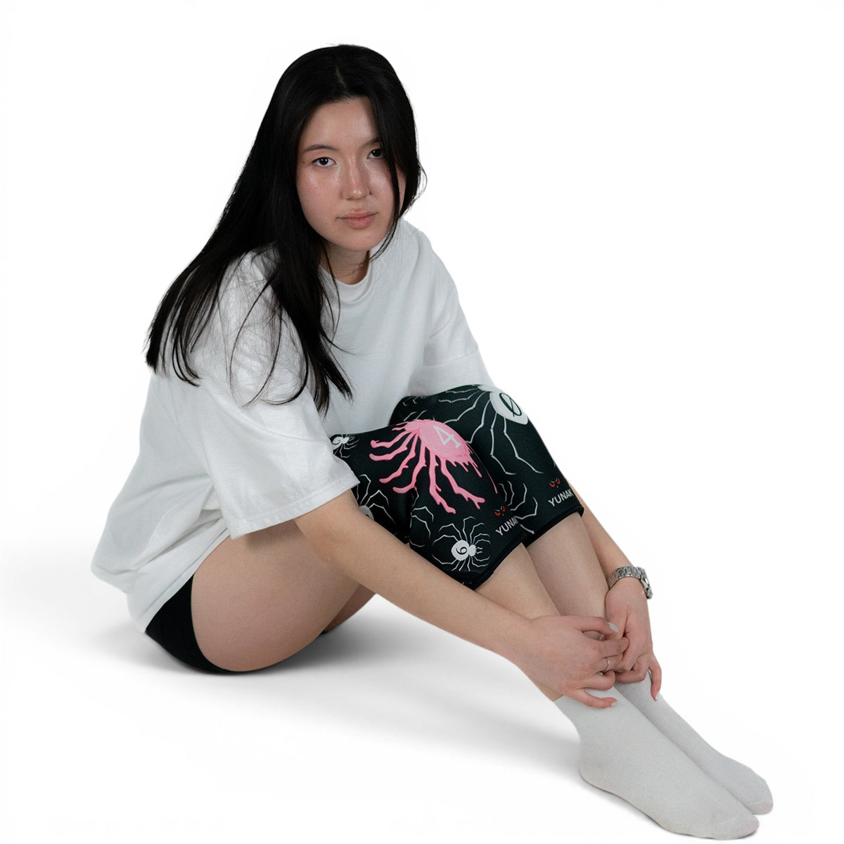7mm thick knee sleeves inspired by Hisoka and the Phantom Troupe from Hunter x Hunter. Anime knee sleeves for the gym with Hisoka anime design for weightlifting. Knee sleeves worn by female model