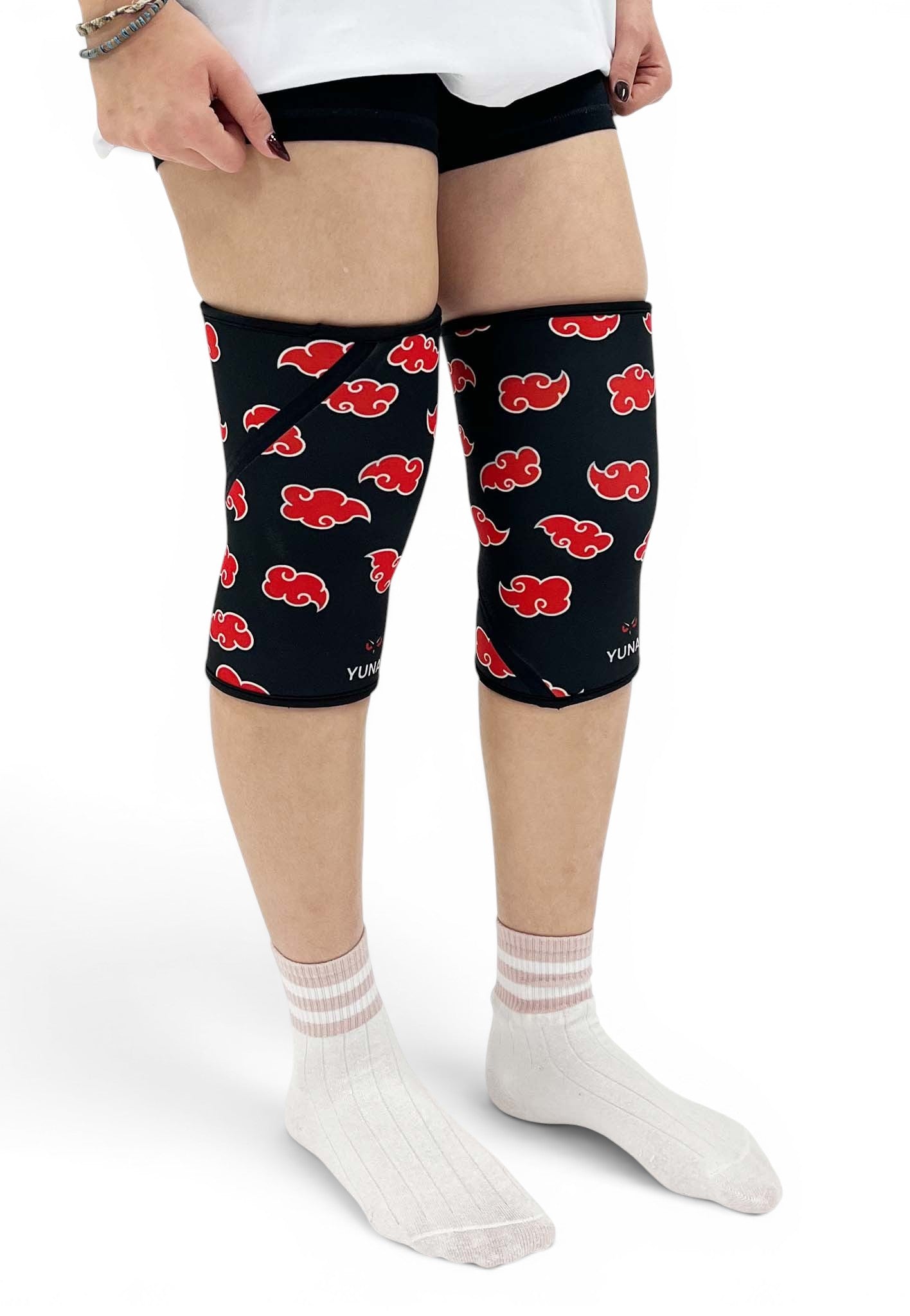 7mm thick knee sleeves inspired by Akatsuki from Naruto. Anime knee sleeves for the gym with Akatsuki anime design for weightlifting. Shot from the side