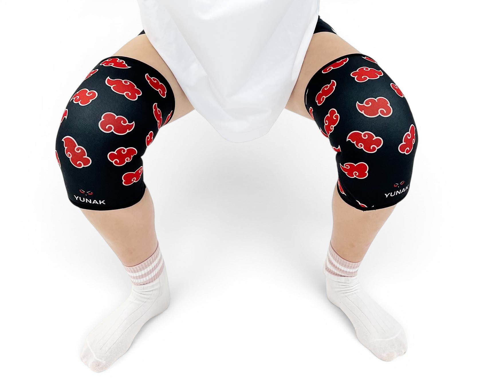 7mm thick knee sleeves inspired by Akatsuki from Naruto. Anime knee sleeves for the gym with Akatsuki anime design for weightlifting. Detail shot in squatting position