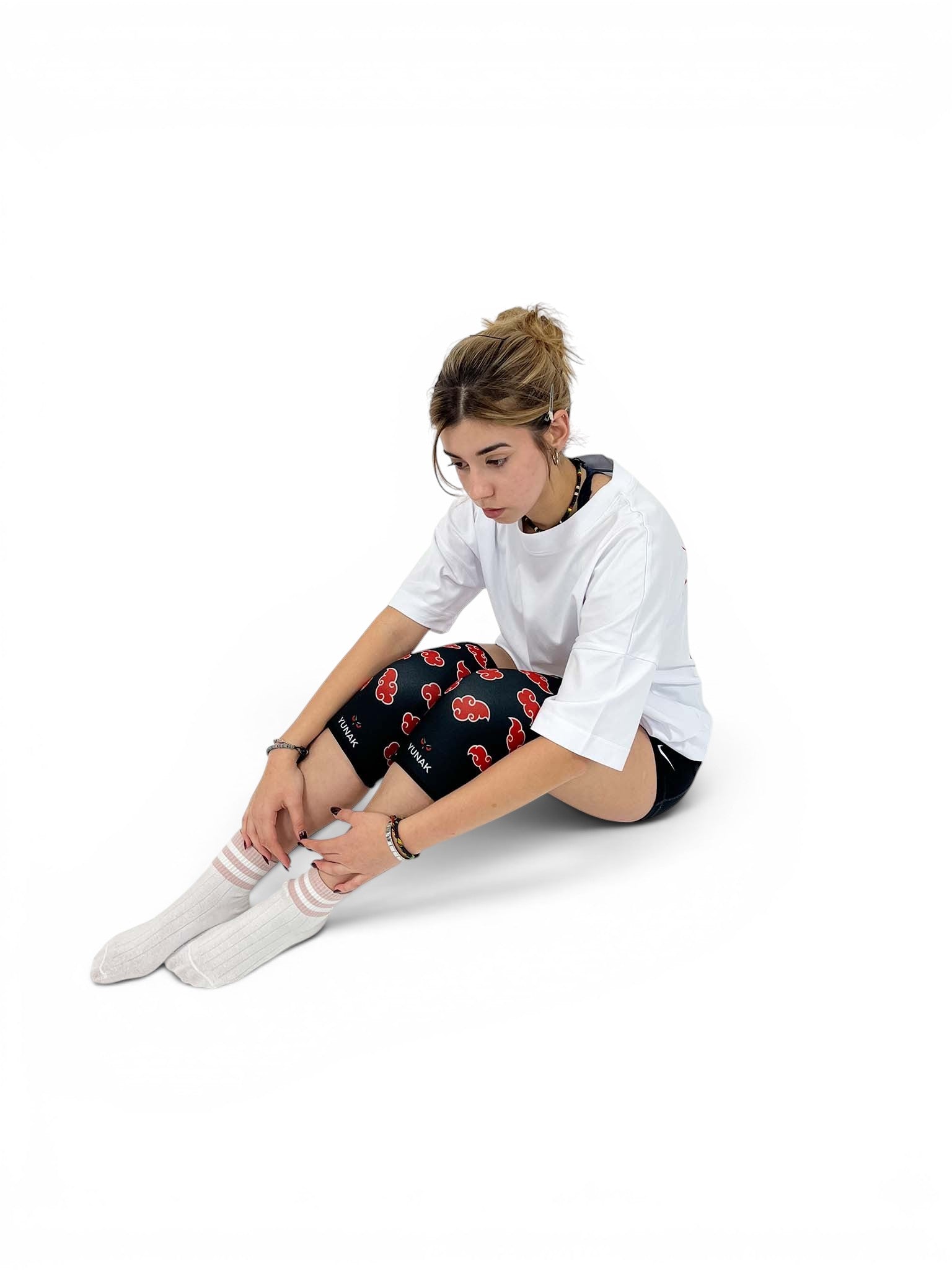 7mm thick knee sleeves inspired by Akatsuki from Naruto. Anime knee sleeves for the gym with Akatsuki anime design for weightlifting. Knee sleeves on a female model