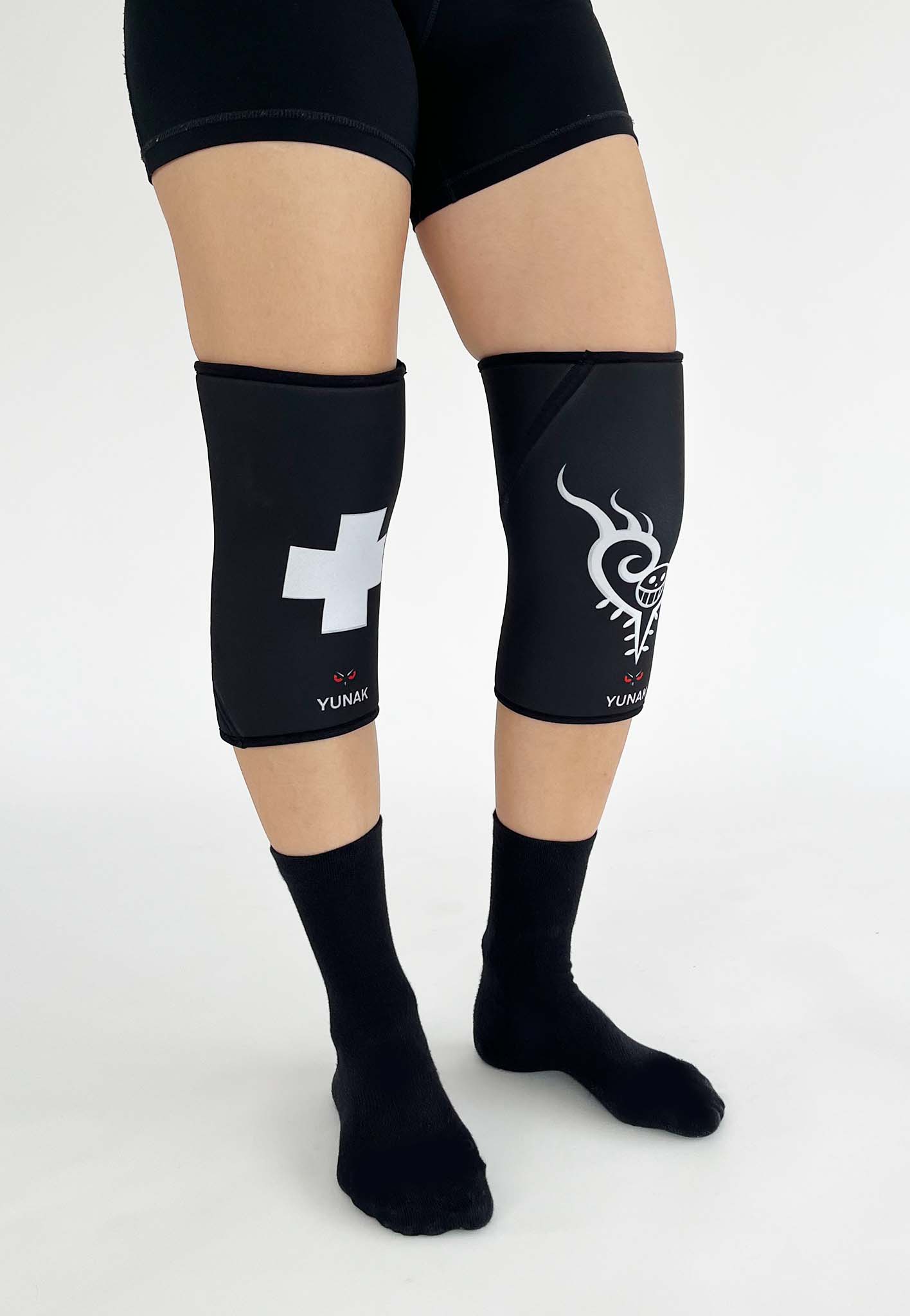 7mm thick knee sleeves inspired by Trafalgar Law from One Piece. Anime knee sleeves for the gym with Trafalgar Law anime design for weightlifting