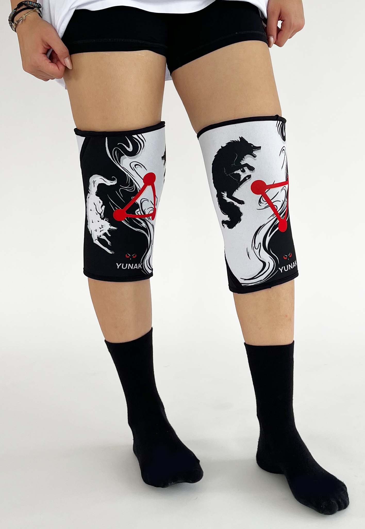 7mm thick knee sleeves inspired by Megumi from Jujutsu Kaisen. Anime knee sleeves for the gym with jjk shikigami anime design for weightlifting