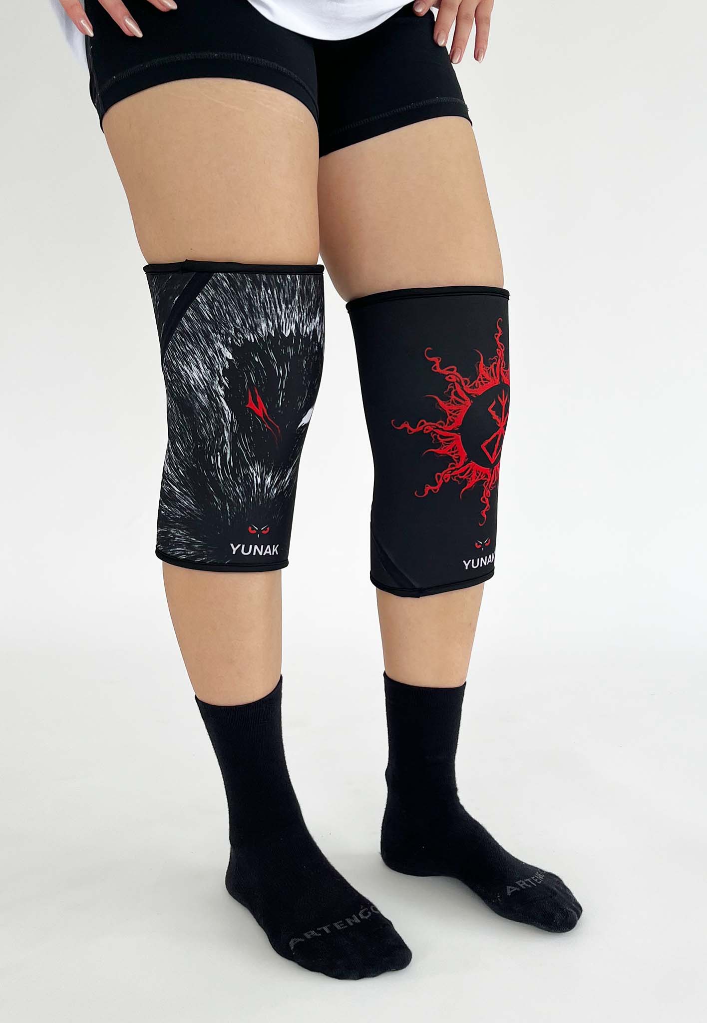 7mm thick knee sleeves inspired by Guts from Berserk. Anime knee sleeves for the gym with Guts anime design for weightlifting