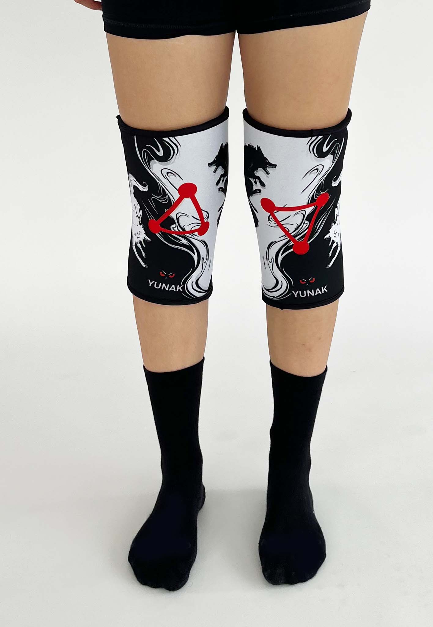 7mm thick knee sleeves inspired by Megumi from Jujutsu Kaisen. Anime knee sleeves for the gym with jjk shikigami anime design for weightlifting