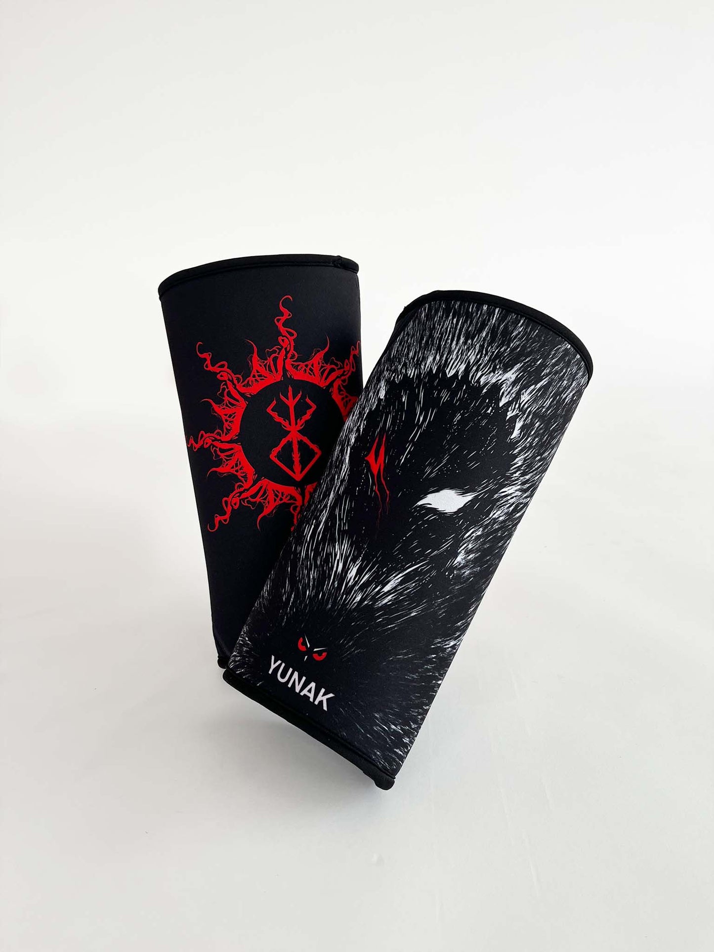 7mm thick knee sleeves inspired by Guts from Berserk. Anime knee sleeves for the gym with Guts anime design for weightlifting